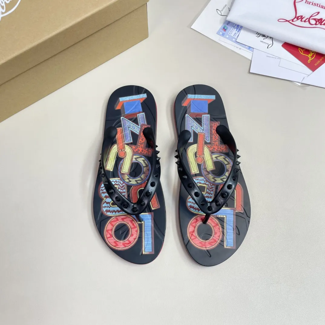 [CL red sole shoes] P: 280💰 size 38-45 Men’s classic slippers, made on the official website 1:1, the original factory specializes in original materials ➖ OEM 3D printing pattern production ➖ Original ultra-light anti-slip outsole. Super fashionable and super comfortable, handsome on the feet, a must-have for men in summer! !